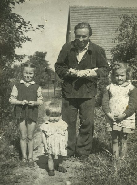 KKE 4143-187.jpg - Bolesław Szczuka z córkami przed domem, Kronowo.